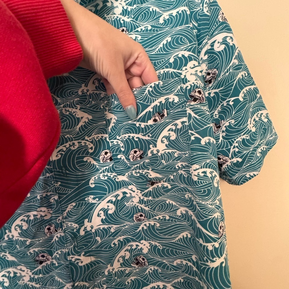 Stylish Men's Teal Wave Pattern Shirt - Picture 4 of 8